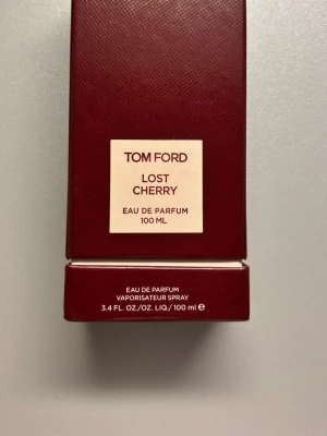 Tom Ford Lost Cherry 100ml EdP - Tom Ford Lost Cherry Eau de Parfum i 100 ml är en ikonisk doft i snygg röd flaska. Tillverkad i USA och perfekt för dig som vill sticka ut med en exklusiv parfym från ett av världens mest populära märken.
