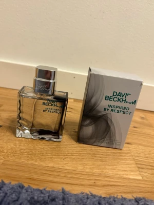 David Beckham Inspired by Respect - Fräsch och modern parfym från David Beckham. Flaskan rymmer 40 ml och designen ger ett stilrent intryck. Perfekt för dig som vill ha en signaturdoft med attityd.