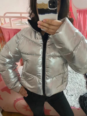 Trendig silver dun-läderjacka med dragkedja 🩶 New Yorker Xs/S - Supertrendig silverfärgad dun-läderjacka från New Yorker  Endast använd några gånger, i mycket fint skick. Perfekt för både vinter och fest – varm, stilren och iögonfallande!  Sitter snyggt på kroppen, storlek Xs/S. 💌 Kan diskutera pris vid snabb affär!