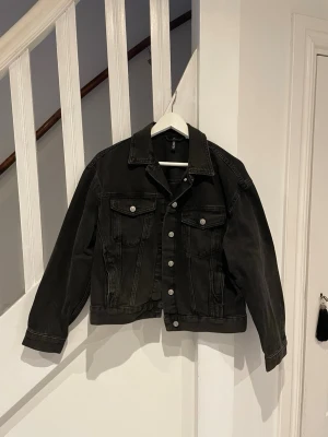 Jeansjacka - Svart jeansjacka från H&M i storlek S, i mycket bra skick!😊