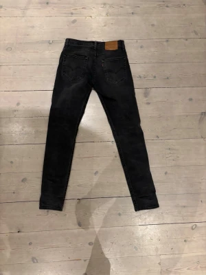 Levi's 512 svarta straight jeans W29 - Säljer ett par svarta Levi's 512 Premium jeans med bra fit. Klassisk femficksmodell med Levi's-lapp bak i midjan och diskreta sömmar. Jeansen har en smal passform och är tillverkade i mjukt jeansmaterial som sitter snyggt hela vägen ner.