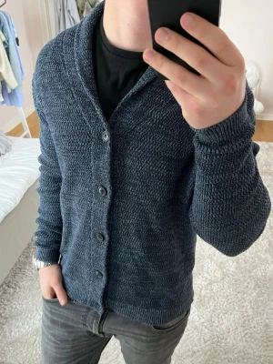 Stickad cardigan  - Cardigan | Mycket bra skick | Size - M | Pris 399 | Hör av dig vid minsta fråga eller fundering📩