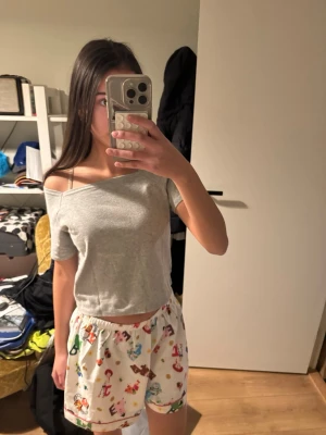 Grå tshirt - Grå tshirt med fyrkantig ringning. Den är aldrig använd men har några lösa trådar (bild 5-6), skulle säga att den passar xs-m beroende på hur man vill att den sitter. Man kan dra den åt sidan så det blir off shoulder (bild 1). Bild 3-4 visar hur lång tröjan är. Tröjan är stretchig!!!❤️