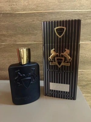 Parfums de Marly Layton 125ml - Lyxig och elegant parfym från Parfums de Marly, Paris. Layton Royal Essence kommer i en snygg 125 ml flaska och ger en exklusiv känsla till din doftsamling. Perfekt för dig som vill sticka ut med stil. De 100% parfym kvar i flaskan 