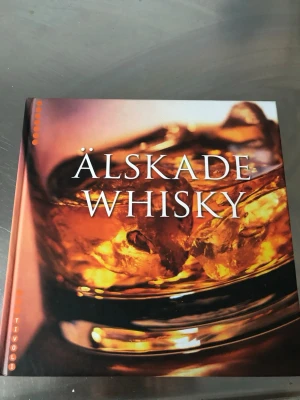 Älskade Whisky helt ny - Upptäck whiskyns värld! Den här boken guidar dig genom whiskyns historia, tillverkning och olika smaker från hela världen. Perfekt för dig som vill lära dig mer om drycken, dess ursprung och hur du samlar på whisky. Inspirerande och full av fakta! Ny