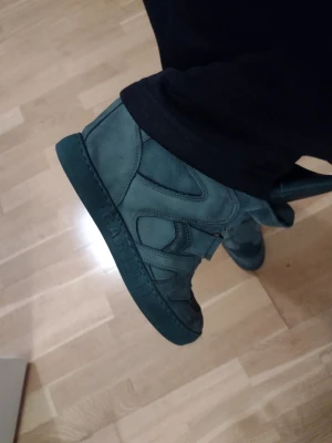 Mörkgröna sneakers från carinii - Mörkturkosa platå/wedges sneakers med en 5 cm klack. Skorna är i storlek 39 och användna ett få tal gånger med bara några gå märken i ena skon. Supper bekväma och snygga. 