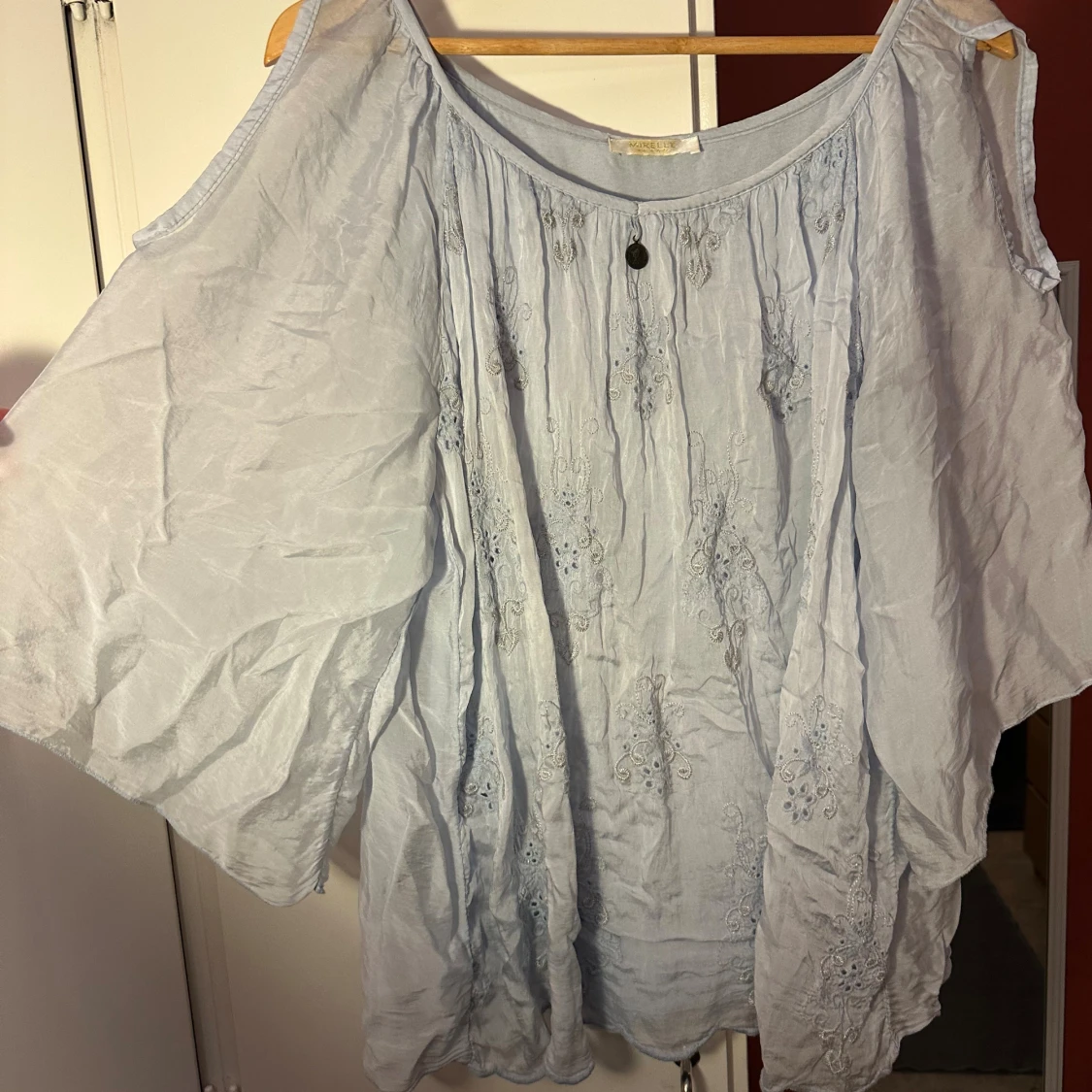 Ljusblå broderad blus med vida ärmar strl: M