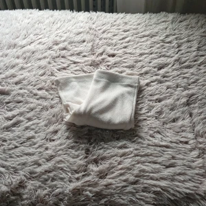 Vita stickade byxor från H&M  - Säljer ett par vita stickade byxor från H&M i storlek S. Byxorna har en mjuk och skön känsla med elastisk midja och raka ben. Aldrig använda. Pris kan diskuteras