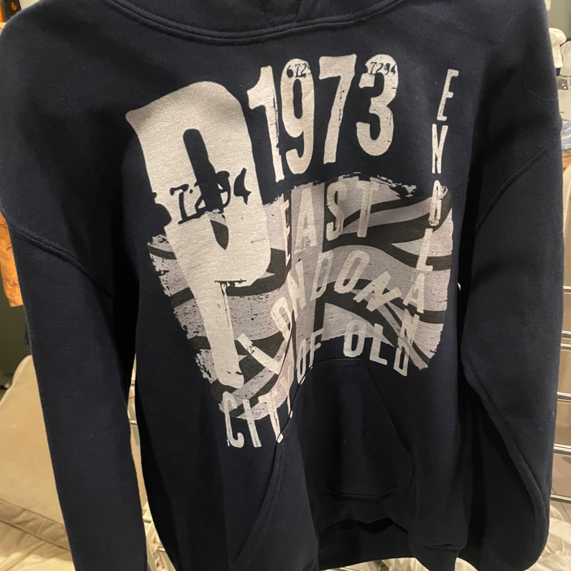 Mörkblå hoodie med tryck London - 1