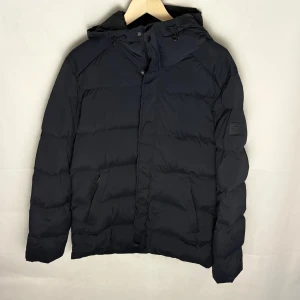 J.lindeberg dunjacka  - Modellen är 185