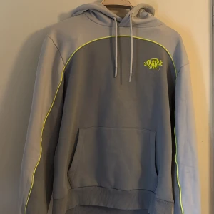 Syna World hoodie - Säljer en grå hoodie från Syna World. Hoodie säljs inte längre och är nu sällsynt. Jag har använt hoodien max 3 gånger, det finns inga tecken på användning. Syna påsen i bild nummer 2 får du med vid köp. Kvitto och allt annat FINNS! Nypris: 2 000kr. Först till kvarn! 