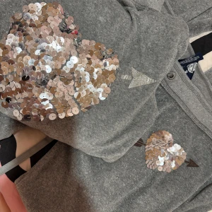 PINK victoria secret vintage tracksuit - Tracksuit with silver glitter, text “PINK” on the back of the pants that’s slightly worn. Otherwise in excellent condition with no signs of use. Perfekt för dig som gillar lite extra bling och comfy vibes.