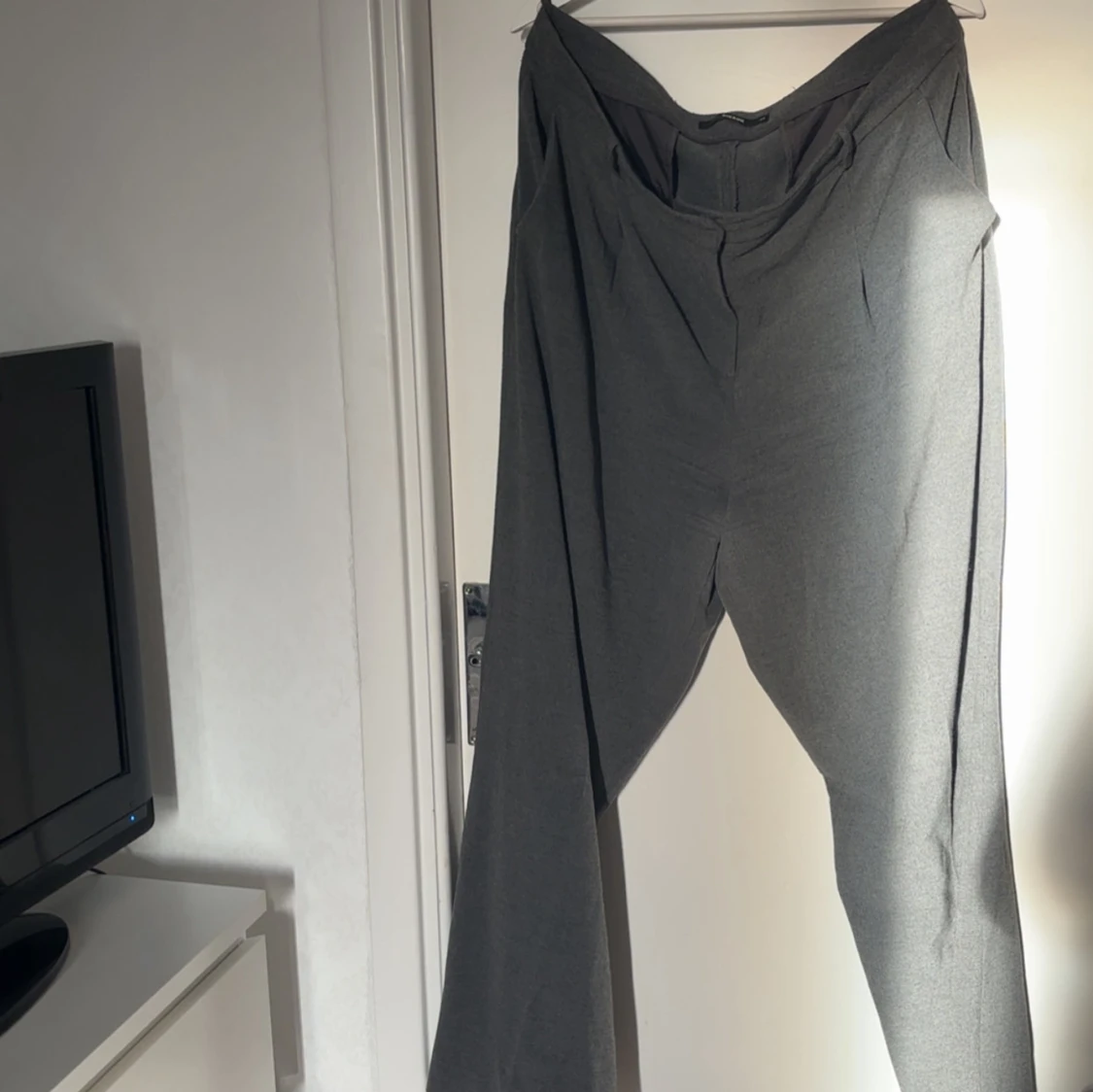 Grå kostymbyxor med vida ben