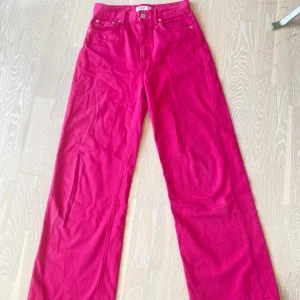 Rosa jeans  - Snygga jeans i stark rosa färg med klassisk femficksdesign. Perfekta för dig som vill sticka ut med färg och stil. Byxan har inga defekter💕