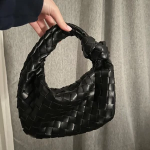 Flätad väska med knut - Så trendig väska! Inga defekter!🌸🌸