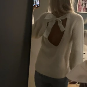 Tröja med rosett baktill - Jätte fin tröja med öppen rygg och rosett❤️köpte för 500, knappt använd 