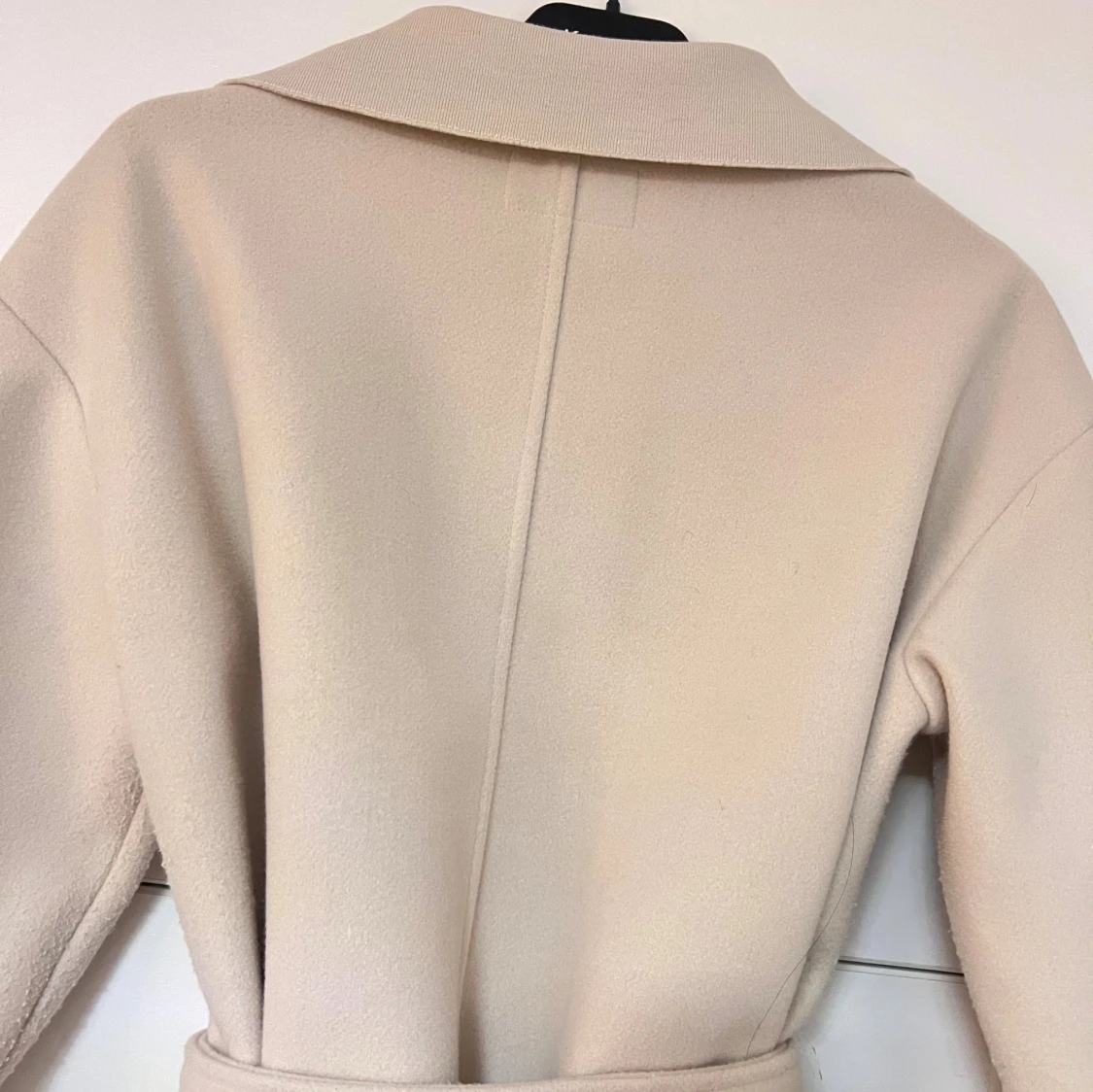 Creme färgad kappa med bälte  - 3