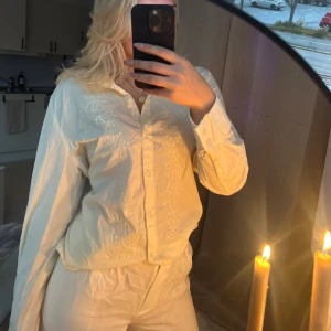 Ljusgul skjorta  - Ljusgul skjorta med fina detaljer💛  Står ingen storlek men skulle uppskatta den som en M