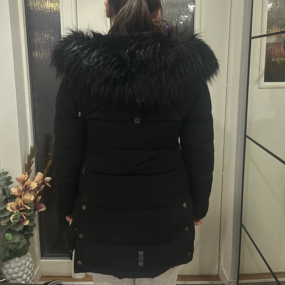 Svart lång pufferjacka från Hollies - 1