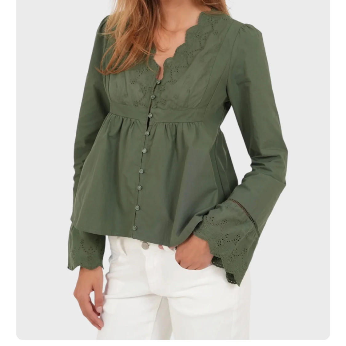 Grön blus med spets och knappar