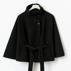 Poncho från Ginatricot - Säljer denna virala ponchon från Gina! Köpt i storlek M/L men passar mig som är S perfekt! Har aldrig använt den. Kvitto och prislapp följer med!Tycker tyvärr inte den passar min stil:(.    (Jackan är slutsåld)