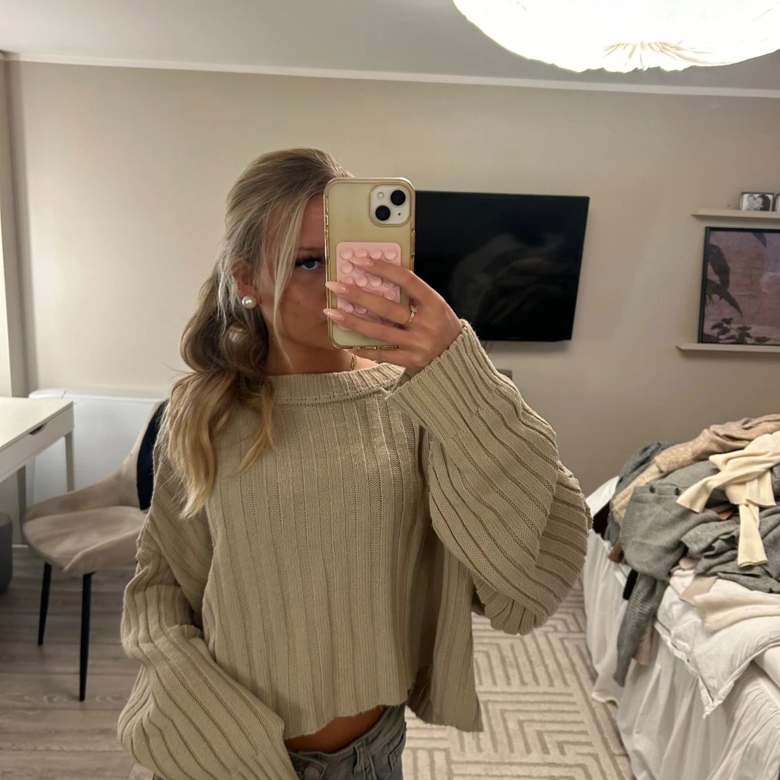 Beige ribbstickad offshoulder tröja - 2