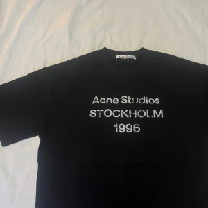 Acnestudios t shirt S - Acne studios t shirt i fint skick (8/10) i storlek S men passar M bättre. Passformen är baggy och t-shirten passar runt 180 cm | skickas med tag, skriv vid någon fundering✅ 
