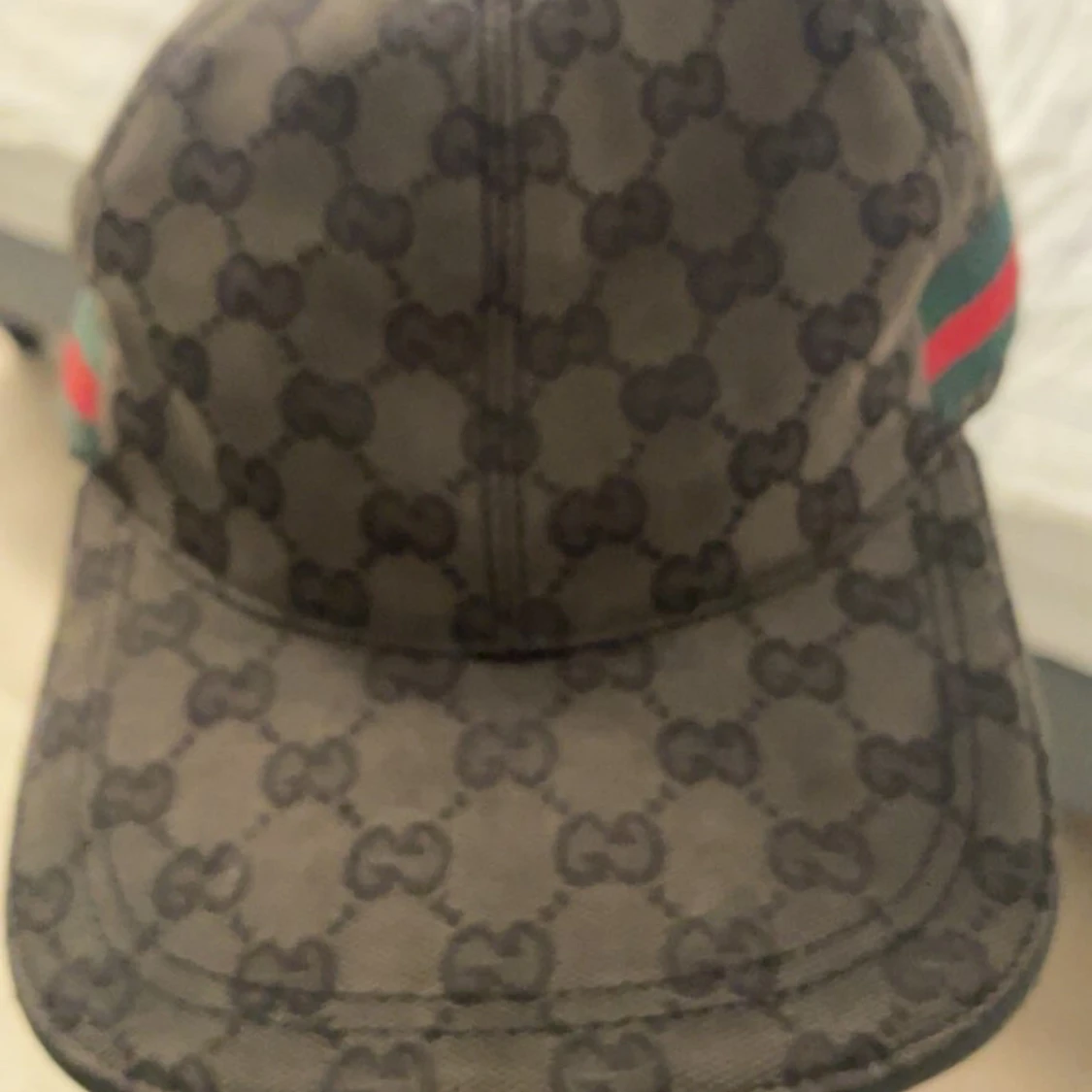 Gucci keps med GG-mönster och röd/grön detalj - 1