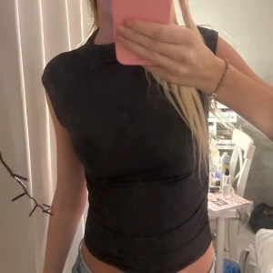 Topp från Gina! - Säljer denna gråa toppen från Gina tricot. Passar perfekt till fest, men superfin att ha på en middag eller så. Knappt använd🩷