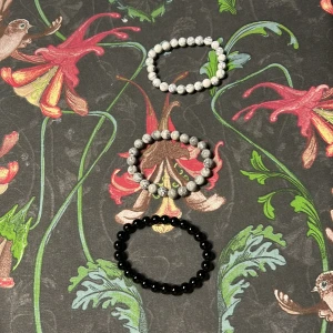 Set med pärlarmband i svart och grått - Tre stilrena pärlarmband, ett i svart och två i olika nyanser av grått med marmorerad effekt. Perfekt att bära tillsammans eller var för sig för en cool och enkel look. Elastiska och bekväma att ha på sig hela dagen.