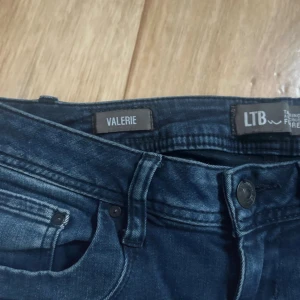 ltb valerie jeans - ltb valerie jeans i mörkblå färg. storlek 27x30, superfint skick förutom att det blivit som små noppror på insidan av byxorna, men såklart inget som märks utifrån. köpta för 900kr på zalando 