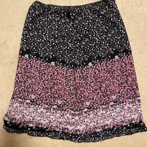 Söt blommig kjol - Söt kjol i färgerna rosa, svart, grå och vit💕