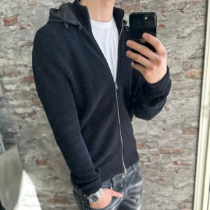 Tvärfet Herno Cardigan - Mycket fint skick, inga defekter. Storlek 46/S passar dig som är mellan 178-188cm ungefär. Nypris ca 5000kr. Modellen är 185 cm, 79 kg. Passar bra nu till vintern. Skriv för mer information!🤝