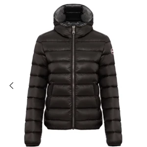 Svart dunjacka från Colmar - Säljer min ”Down Jacket” från Colmar i strl S. Den har en glansig design och är i en snygg grå inuti. Perfekt varm för kalla dagar nu till vintern.🤍Den är i bra kvalitet och sparsamt använd, Nypris är 4155kr (ligger ute för ca 4500 nu) ❣️Pris kan diskuteras vid snabb affär. Det finns ett litet hål vid ena ärmen men inget man märker av går att laga, skriv privat för bilder:)