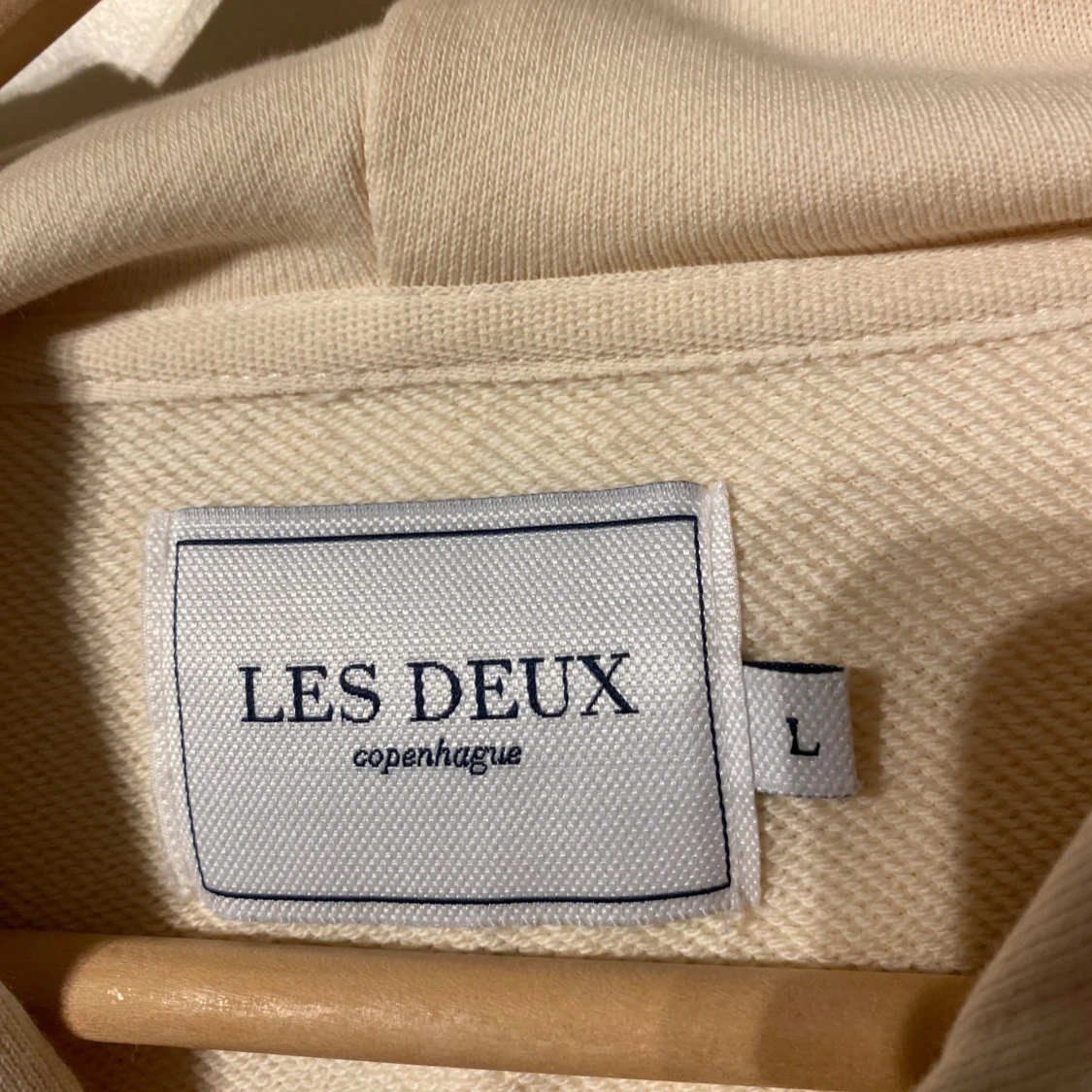 Beige hoodie från Les Deux med broderi - 2