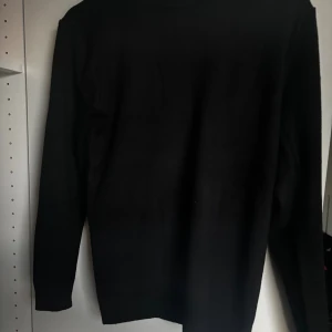 Svart stickad merino tröja  - Svart merino tröja i mycket bra skick. Säljer den då den inte passar mig. Är 185cm. Pris kan diskuteras. Upphämtning Stockholm.