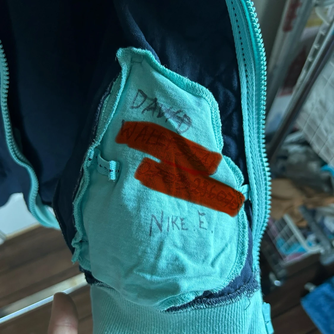 Mörkblå quiltad hoodie med turkosa detaljer - 4