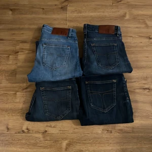 Fyra par Tiger of Sweden jeans - Tjena! säljer denna bulk på TOS jeans, perfekt till dig som vill resella eller behålla alla! storlekarna är varierade, mellan W26-30. alla är i mycket bra skick och inga hål eller liknade. 