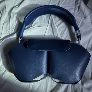 Hörlurar  - Hörlurar som ser ut som airpods pro max, har riktigt super bra ljud men när man ska prata telefon hörs man inte så bra ❤️ har använt dem en gång, kommer ingen laddare med 