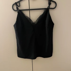 Svart spetstopp - Svart spetstopp från loavies