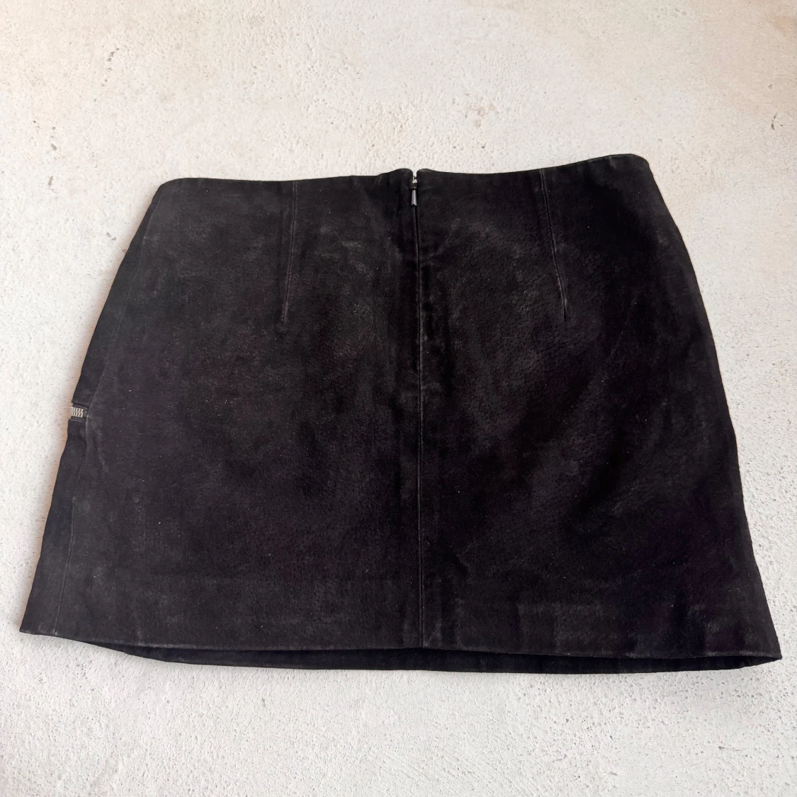 Svart mockakjol med dragkedjor från Att. - 1