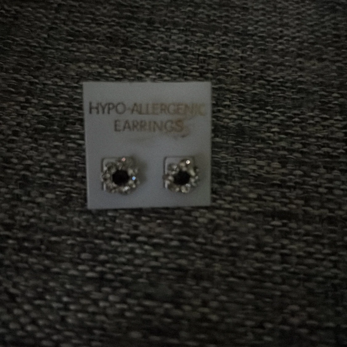 Silverfärgade örhängen med svart sten