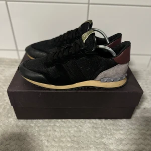 Valentino rockruners ny skick.  - Nästan nya Valentino rockrunners i Size 43. Allt og medföljer extremt schysta skor inför vintern va snabba 