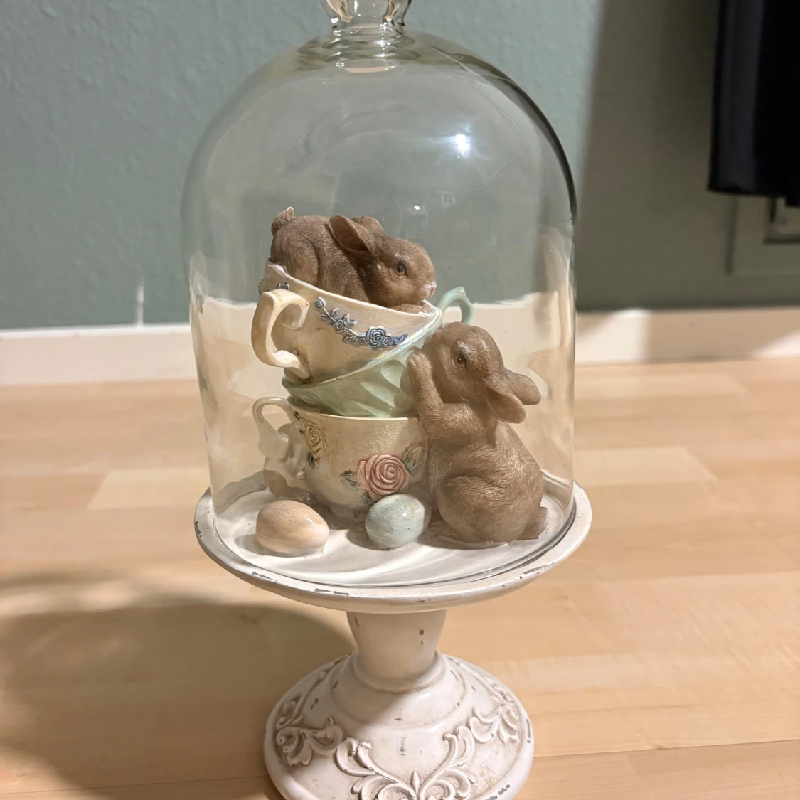 Dekorativ glasmonter med kaniner och tekoppar