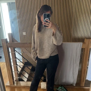 Svarta croppade kostymbyxor från H&M - Snygga svarta kostymbyxor från H&M i storlek 34. Byxorna har croppad längd och rak passform med midwaist. Materialet är mjukt och känns lätt mot huden, perfekt för en clean och stilren look. Passar dig som gillar minimalistisk stil.