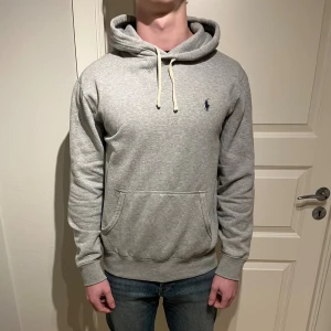 Ralph Lauren Hoodie - Riktigt skön Raffe Hoodie! | Mycket fint skick, har väldigt liten fläck så liten att de är svårt å få med, bild på femte slide! | Storlek M. | Ställ gärna frågor innan du köper!