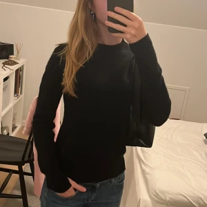 Svart stickad kashmir tröja h&m - En svart stickad tröja med rund hals och långa ärmar från h&m i storlek XS 🩷🥰