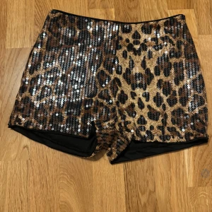 Leopard shorts  - Snygga leopard shorts med paljetter på från Shein 