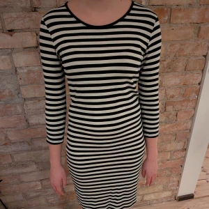 Randig klänning från H&M - En fin randig klänning från H&M. Stretchigt material och skön. Använd få gånger men bra kvalite!! 