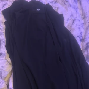 Svart tunn kappa från 157 - Svart långkappa från 157 i tunt och luftigt material . 